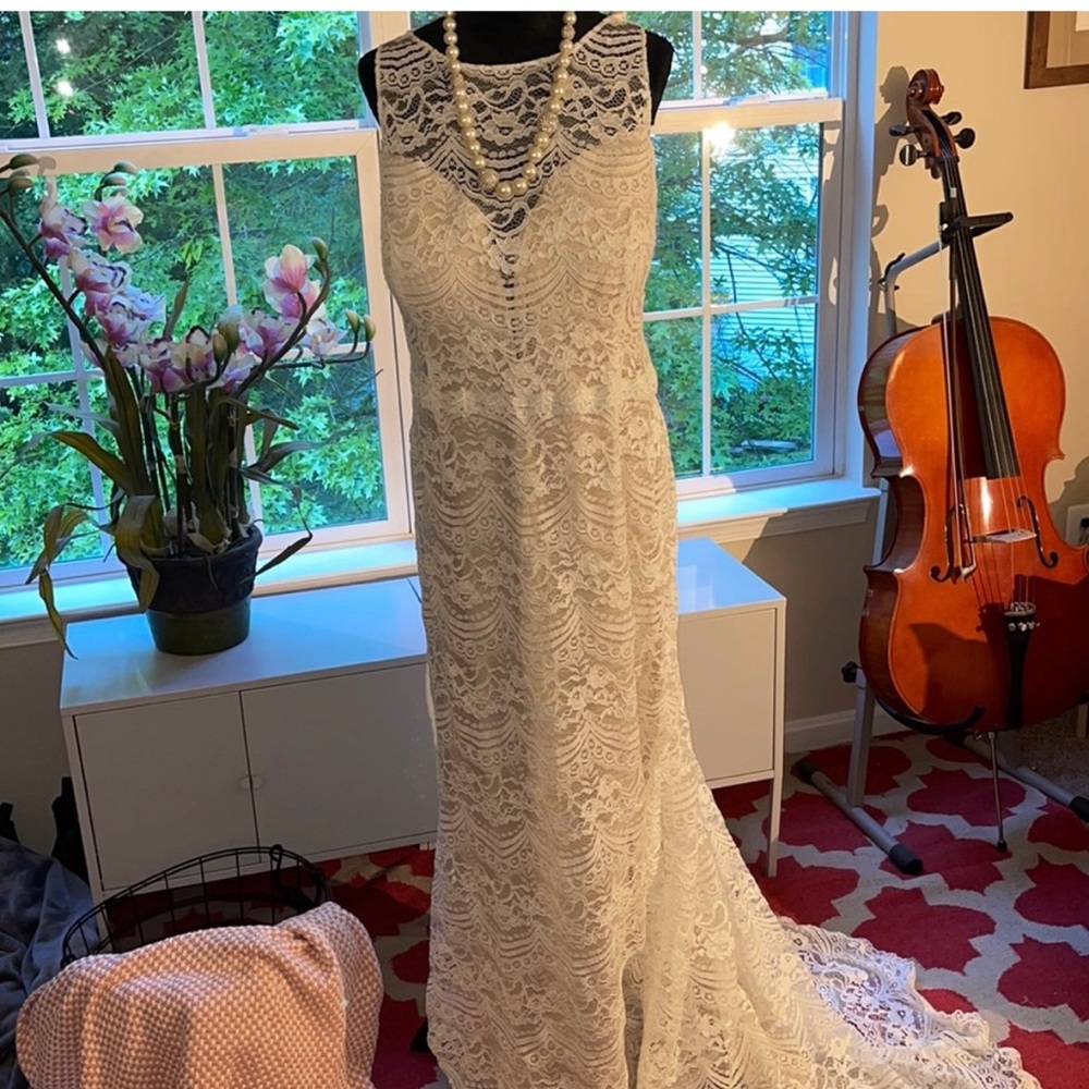 NWT - Absolutely beautiful and classic lace wedding dress
